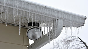 Are Gutter Guards Bad In Winter: Will They Cause or Prevent Ice Dams? 5 阴沟守护冬天